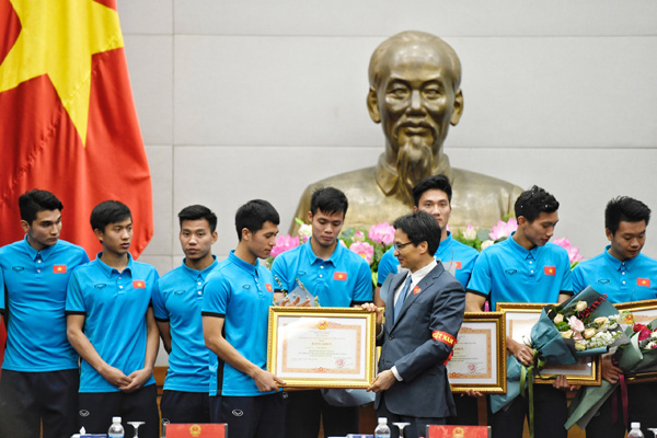 Thủ tướng đón U23: Chưa bao giờ tôi đợi lâu mà vui như thế